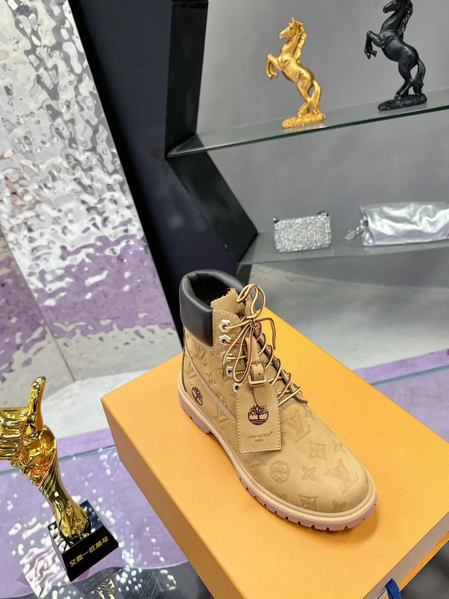 Factory price: 760💰 (Couple model) LV x Timberland Timberland joint model Presbyopia Rhubarb boots Ankle boots Short boots LV x Timberland ankle boots are made of Monogram embossed waterproof nubuck cow leather, relying on the brand's exquisite craftsmanship to carefully reshape the classic Timberland 6-inch boot shape in Italy, making an eye-catching appearance with American workwear style Men's men's shoes 💰Monogram created by harrell Williams The embossed tongue, original Timberland laces and outsole are exquisite details, and the leather label expresses the cooperation logo. Exquisite packaging at the delivery counter🛍📦 ▪️Material: Original custom imported first-layer cowhide ▪️Inner lining: Original custom leather lining ▪️Outsole: Original open-molded anti-slip rubber material ▪️Sole thickness: 3.5CM ▪️Size: Women's 35-40 ▪️Size: Men's size 39-44, customized 45, 46